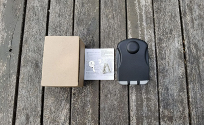 Contenu de la boîte à clés murale étanche : cache, clé de secours, visserie et notice