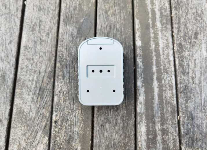 Dos de la boîte à clés murale étanche avec trous de fixation pour installation