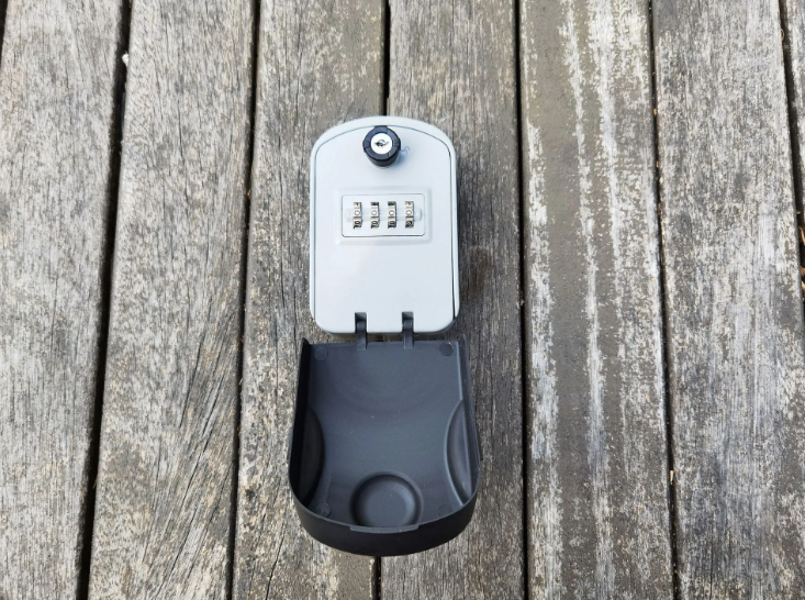 Boîte à clés murale étanche ouverte, compartiment et code à 4 chiffres visibles