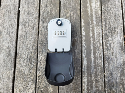 Boîte à clés murale étanche ouverte, compartiment et code à 4 chiffres visibles