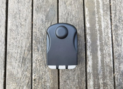 Boîte à clés murale étanche vue de face fermée, coloris noir et gris